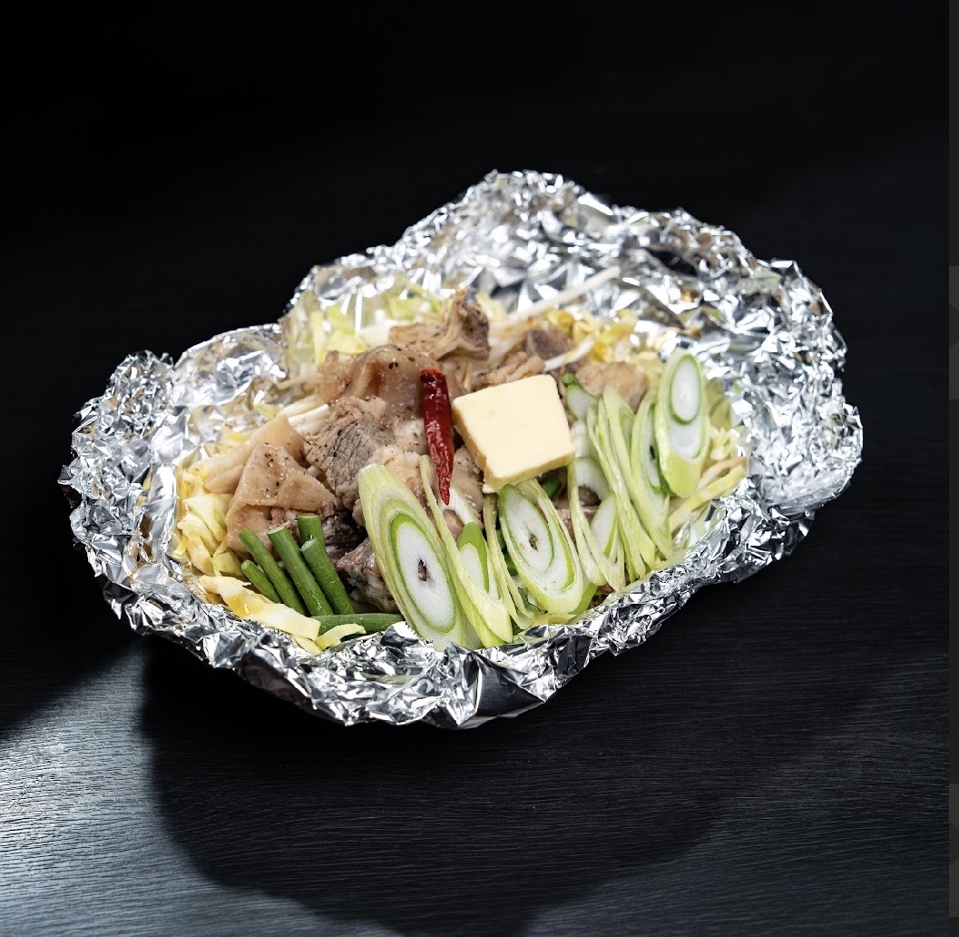 牛すじホイルの盛り付け