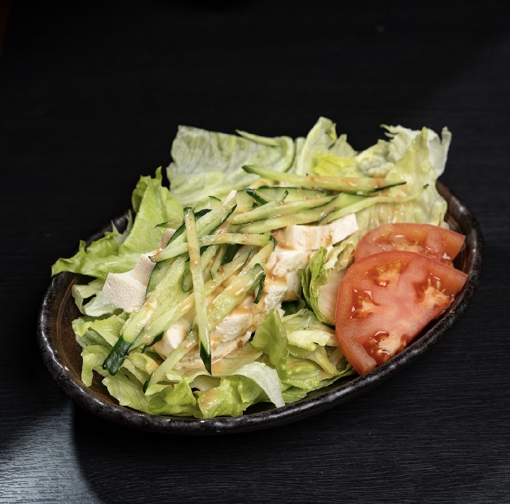 豆腐のサラダの盛り付け