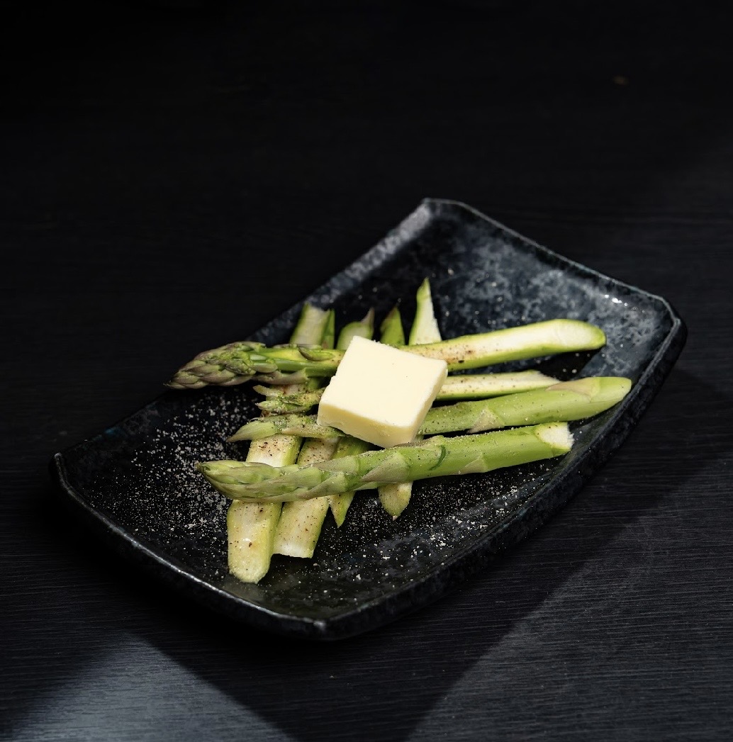 アスパラバターの盛り付け