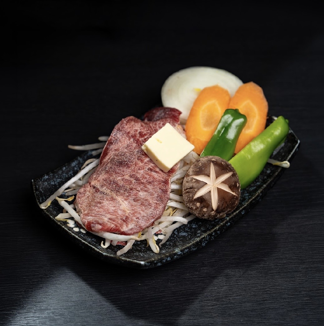 ビーフステーキの盛り付け