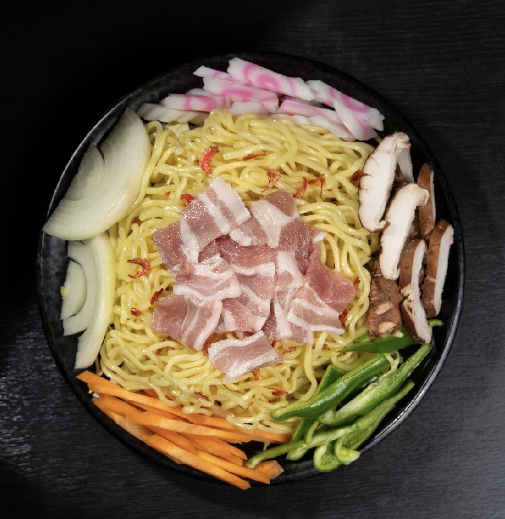 肉焼そばの盛り付け