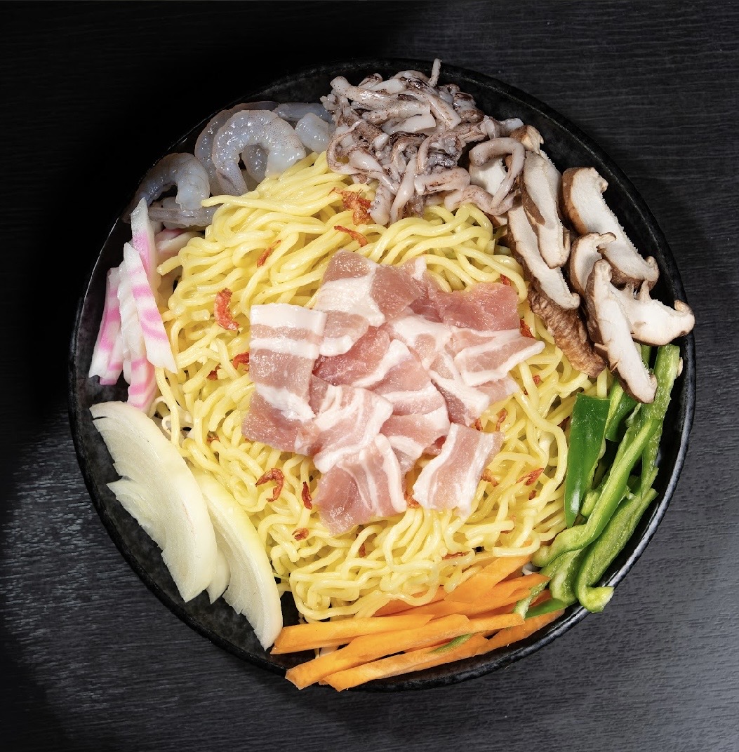 五目焼そばの盛り付け
