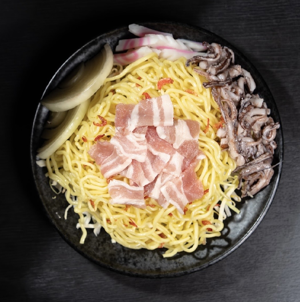 イカ焼そばの盛り付け