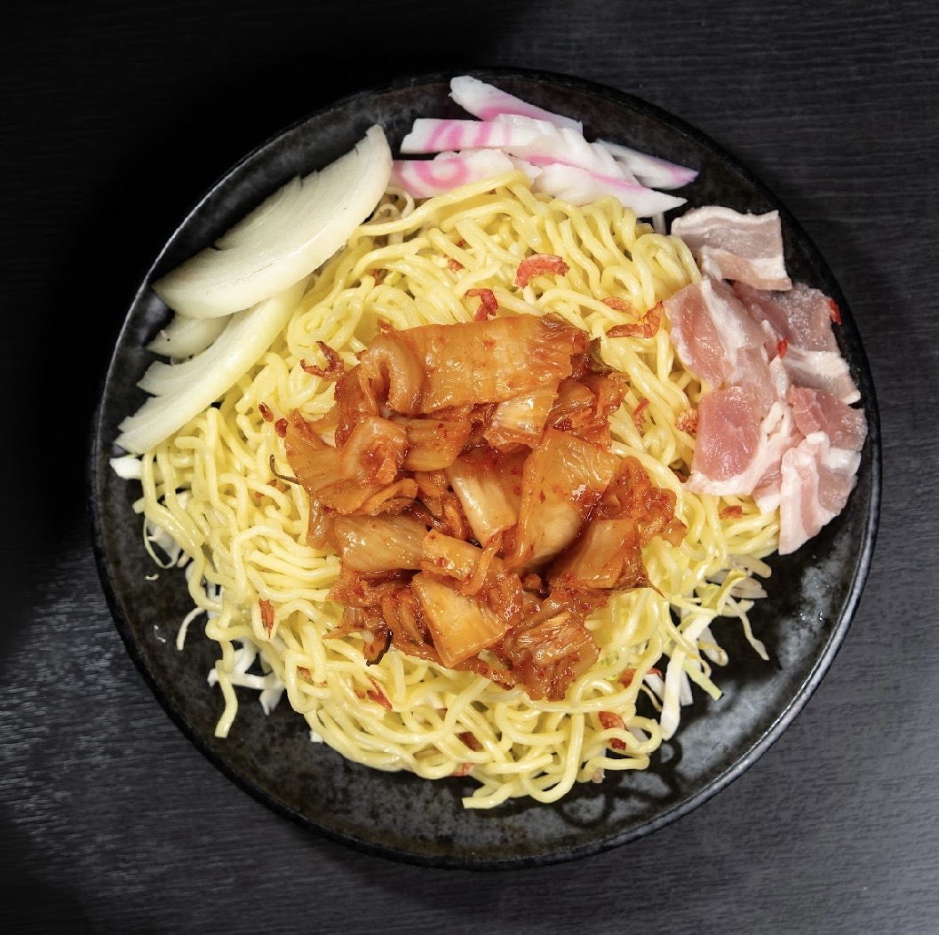 キムチ焼そばの盛り付け