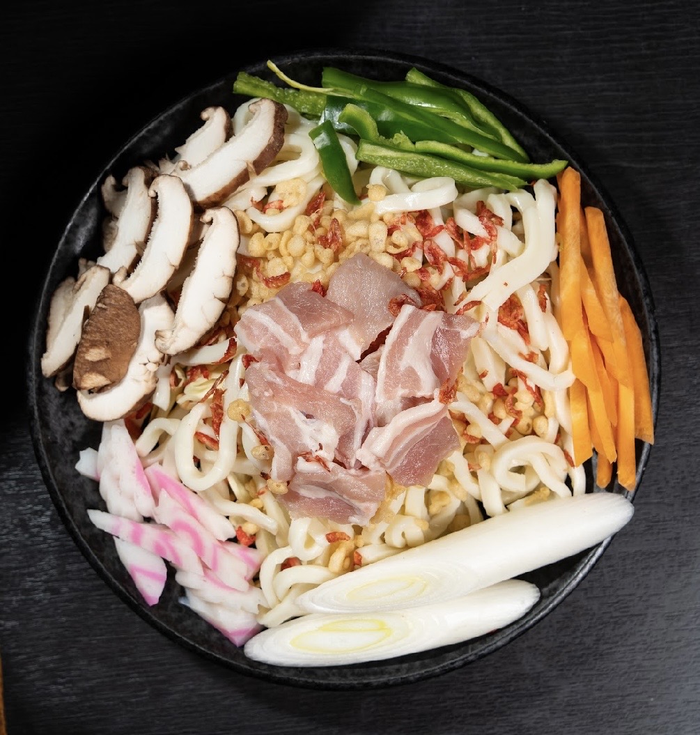 肉焼うどんの盛り付け