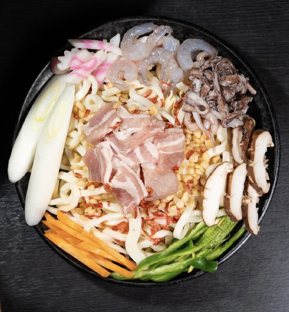 五目焼うどんの盛り付け