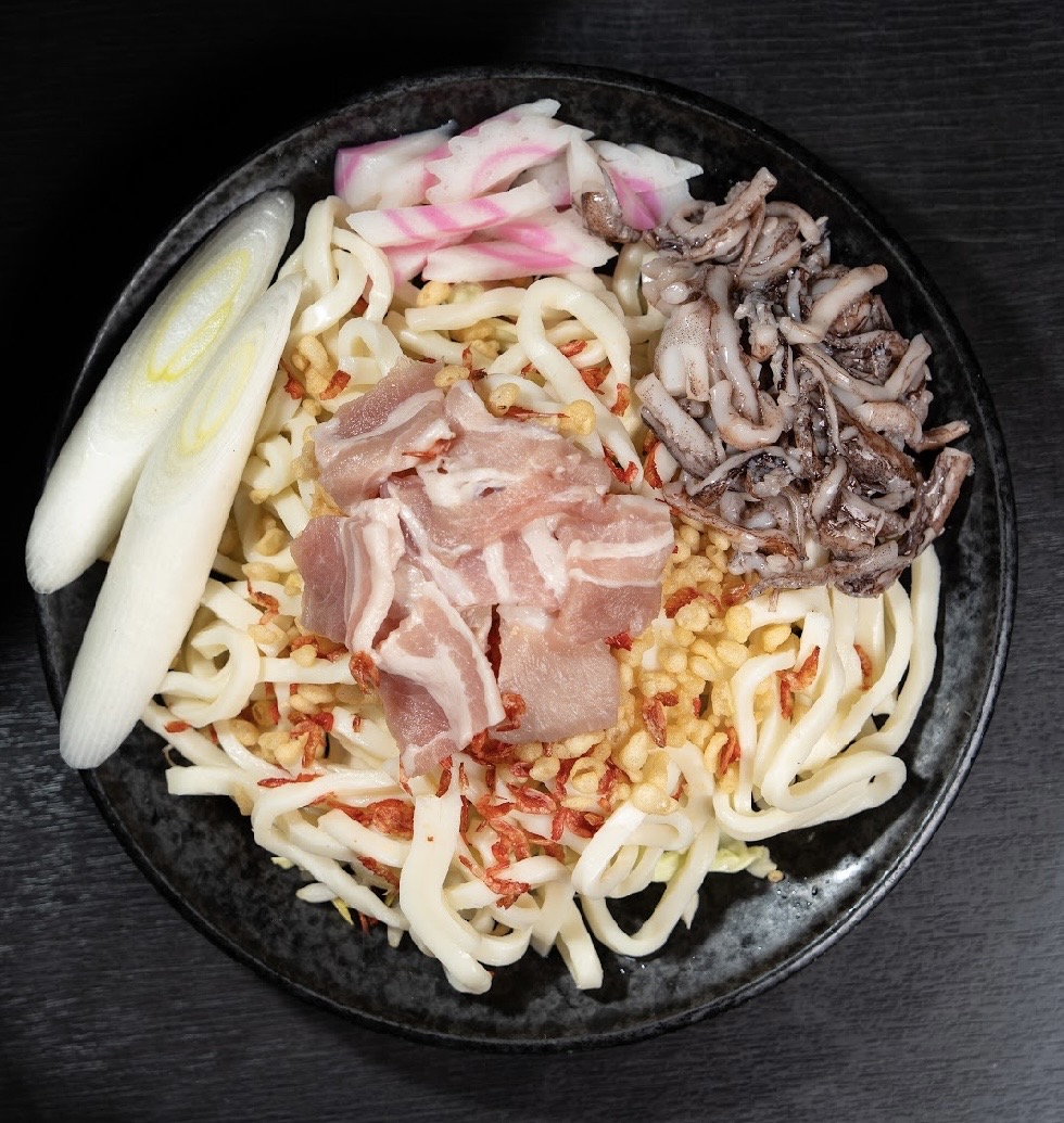 イカ焼うどんの盛り付け