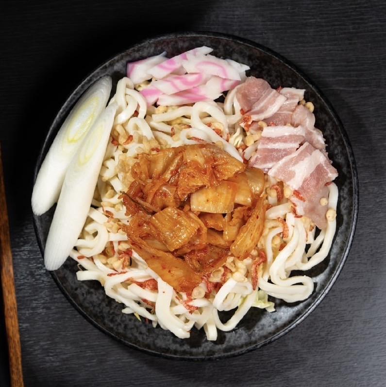 キムチ焼うどんの盛り付け