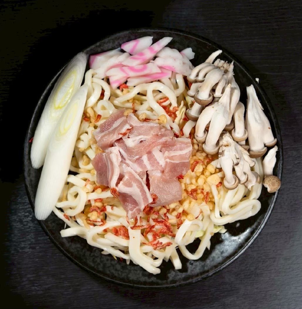 カレー焼うどんの盛り付け