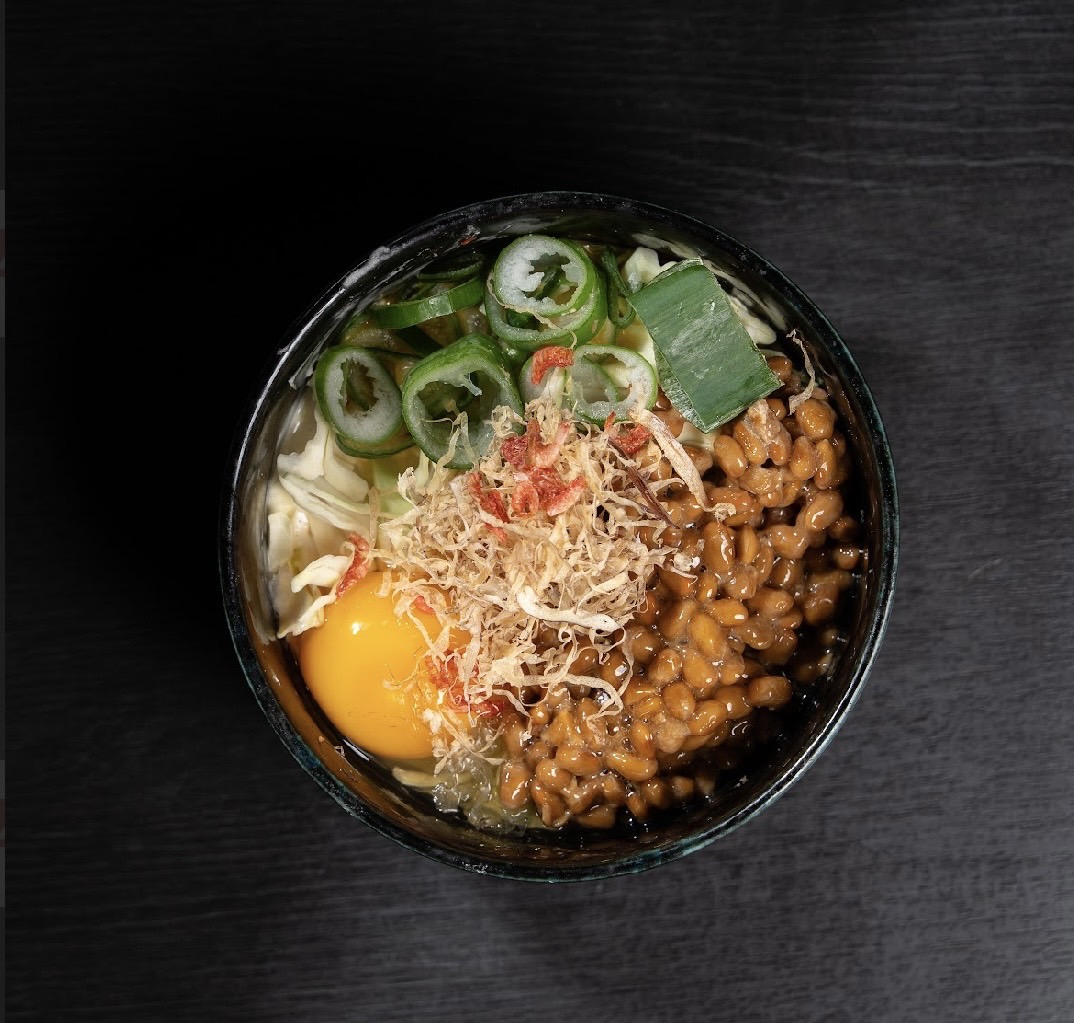 納豆天の盛り付け