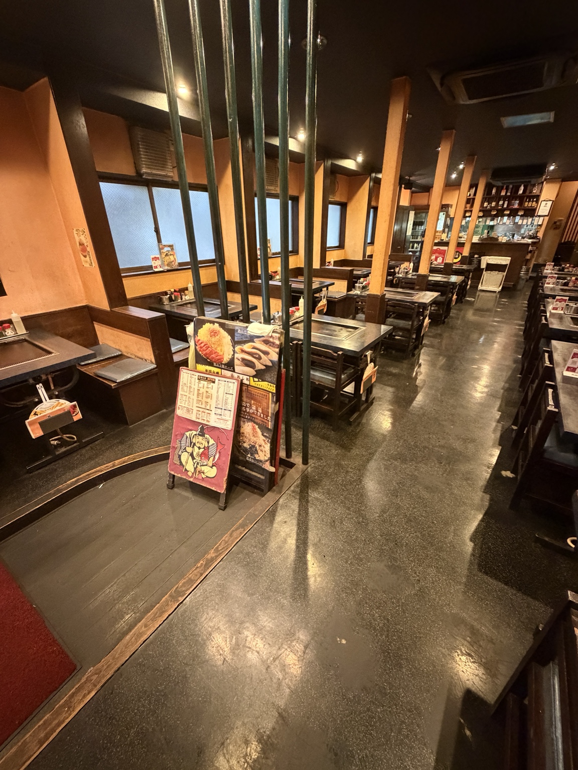 入口側から見た店内